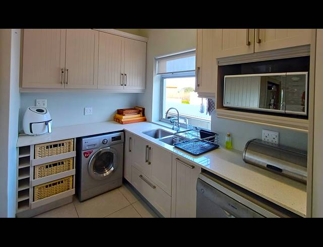 M² LODGE FOR SALE IN KLEINMOND CENTRAL